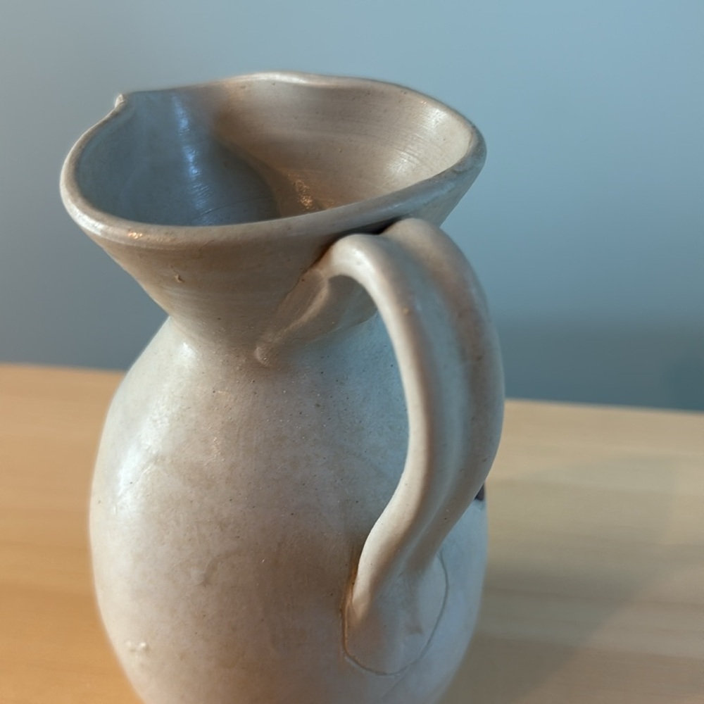*Vintage Williamsburg Pottery Salt Glaze Pitcher with Cobalt Blue Flower Design - Picture 4 of 8